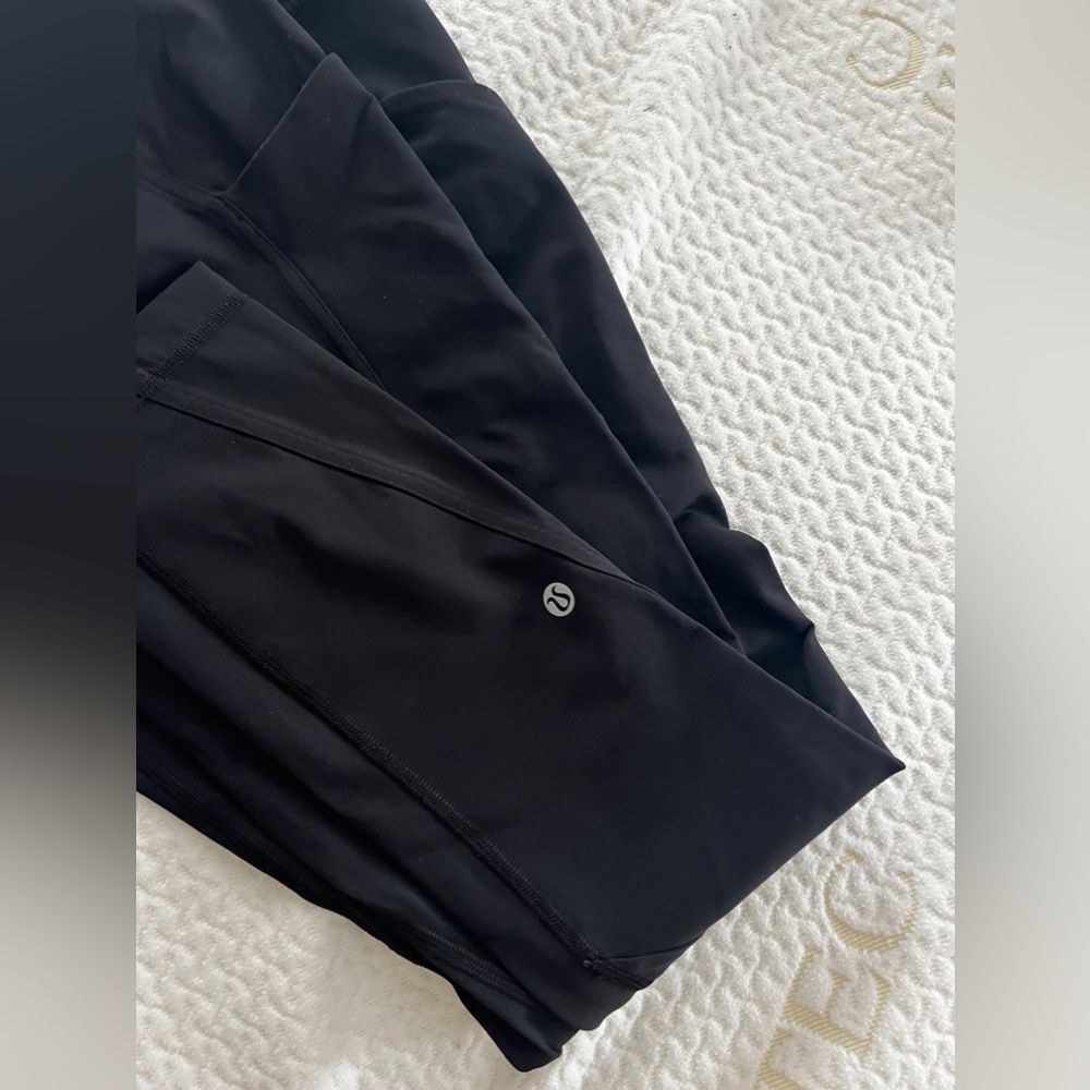 Black lululemon leggings.
